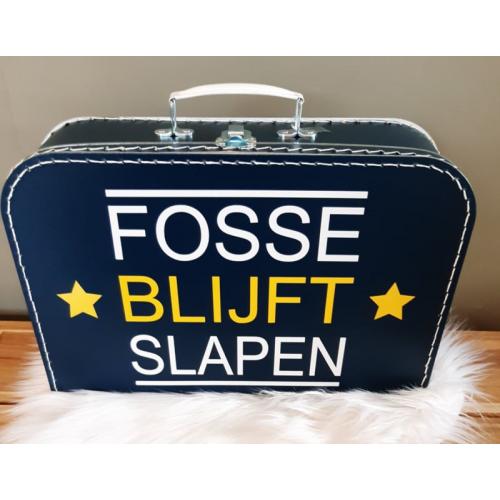 donker blauw koffertje met naam van tv programma 'Chantal blijft slapen'