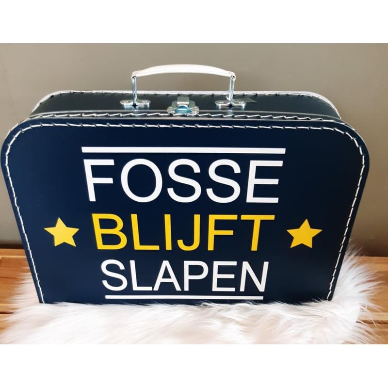 donker blauw koffertje met naam van tv programma 'Chantal blijft slapen'