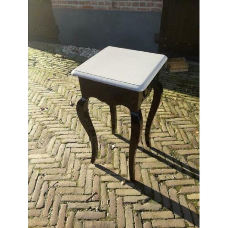 bijzet tafeltje ( brocant ) 40 x 40 cm