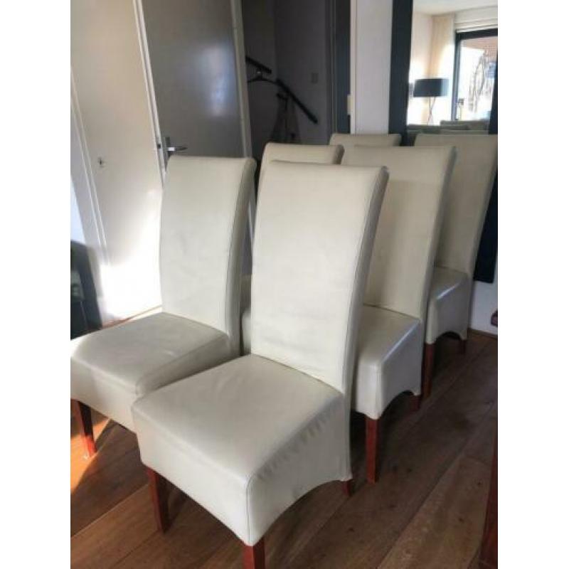 Mooie eettafel met 6 leren stoelen.