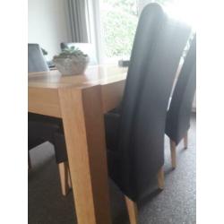 Complete eetkamerset: eiken fineer tafel en 4 zwarte stoelen