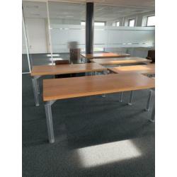 7 bureaus en 5 stoelen