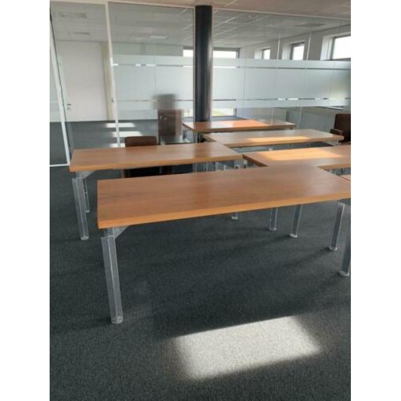 7 bureaus en 5 stoelen