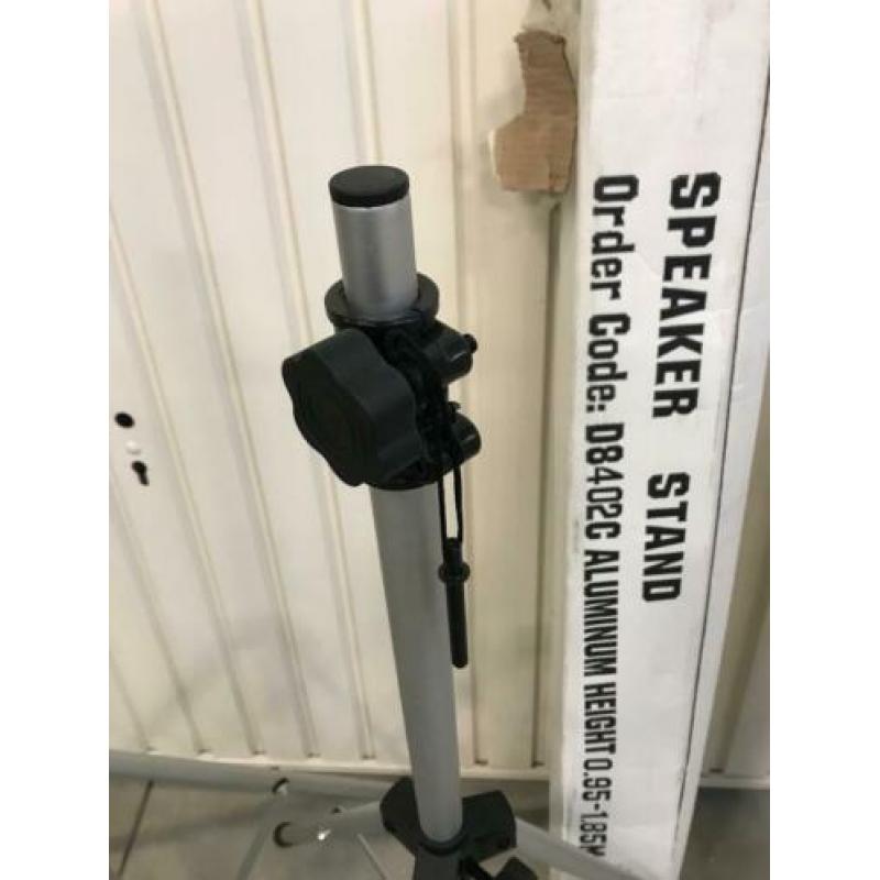 2 aluminium speaker standaards