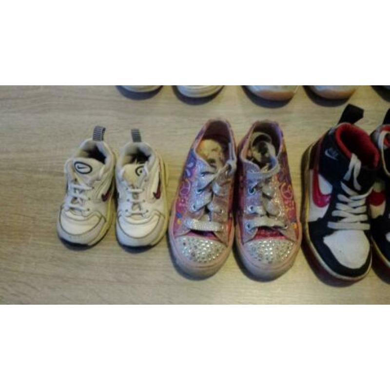 9 PAAR KINDERSPORTSCHOENEN o.a. NIKE -ADIDAS ZIE FOTO,S