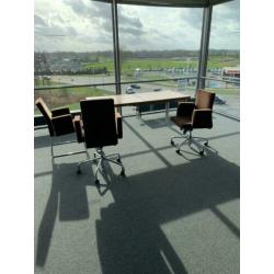 7 bureaus en 5 stoelen