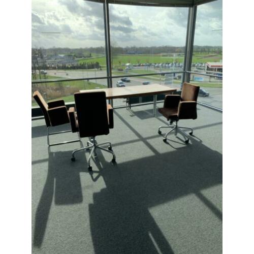 7 bureaus en 5 stoelen