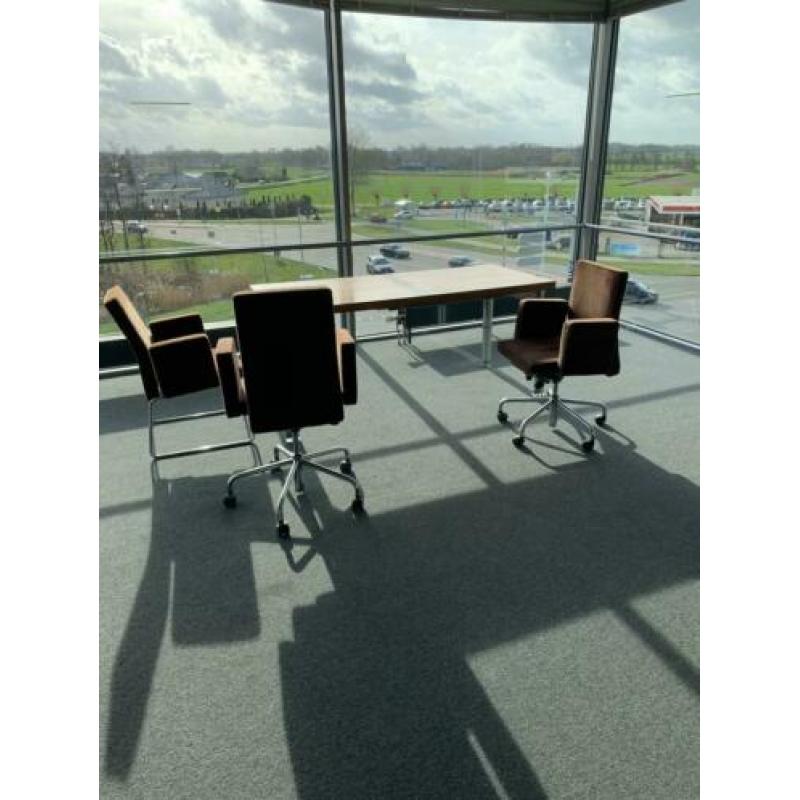 7 bureaus en 5 stoelen