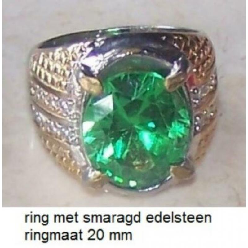 Diverse Indonesische ringen met halfedelsteen