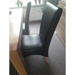 Complete eetkamerset: eiken fineer tafel en 4 zwarte stoelen