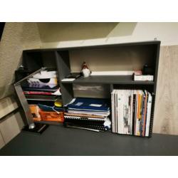 Grijs houten bureau met achterwand en zwarte bureaustoel