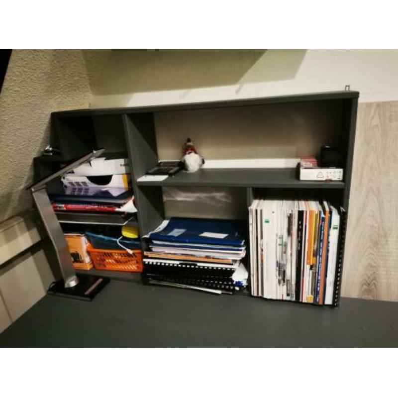 Grijs houten bureau met achterwand en zwarte bureaustoel