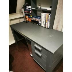 Grijs houten bureau met achterwand en zwarte bureaustoel