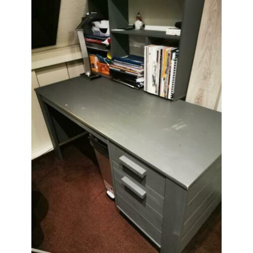 Grijs houten bureau met achterwand en zwarte bureaustoel