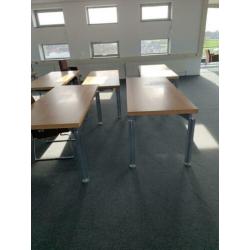 7 bureaus en 5 stoelen