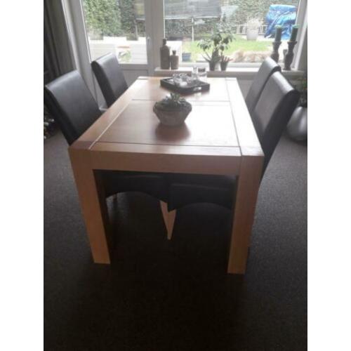 Complete eetkamerset: eiken fineer tafel en 4 zwarte stoelen