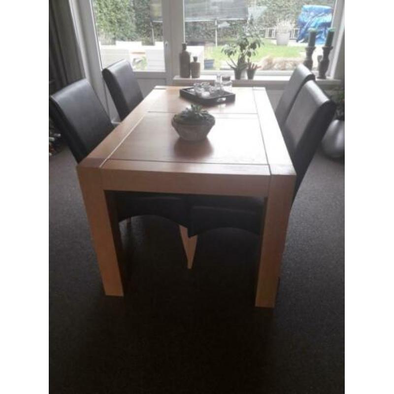 Complete eetkamerset: eiken fineer tafel en 4 zwarte stoelen
