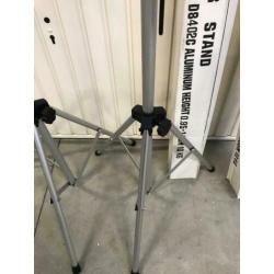 2 aluminium speaker standaards