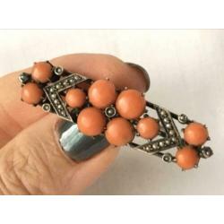 Antiek zilveren broche met bloedkoraal en zaadpareltjes.