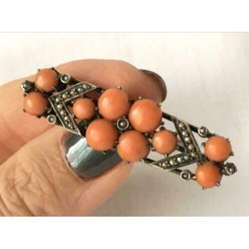 Antiek zilveren broche met bloedkoraal en zaadpareltjes.