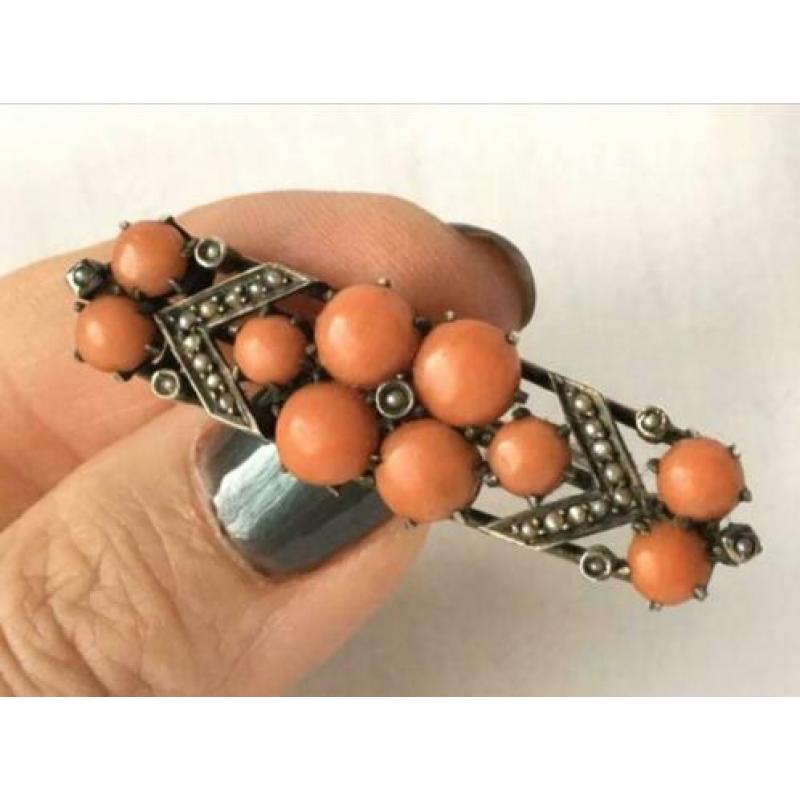 Antiek zilveren broche met bloedkoraal en zaadpareltjes.