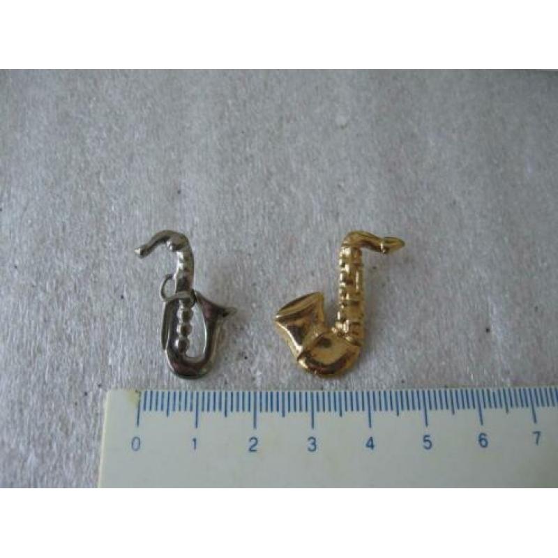 2 Mooie SAXOFOON spelden met sluit clip
