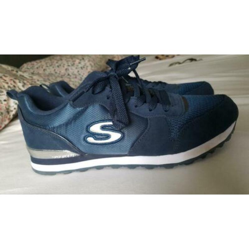 Nieuwe Skechers, donkerblauw, maat 40.