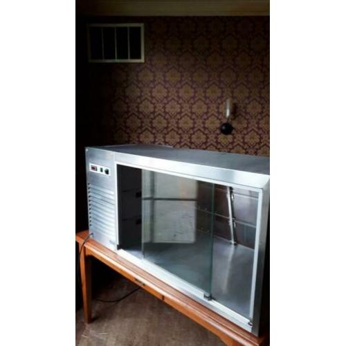 Nette, goedwerkende koelvitrine met verlichting en legbladen