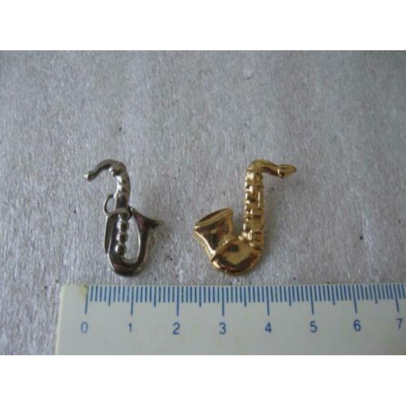 2 Mooie SAXOFOON spelden met sluit clip