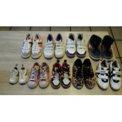9 PAAR KINDERSPORTSCHOENEN o.a. NIKE -ADIDAS ZIE FOTO,S