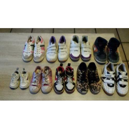 9 PAAR KINDERSPORTSCHOENEN o.a. NIKE -ADIDAS ZIE FOTO,S