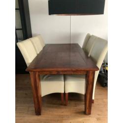 Mooie eettafel met 6 leren stoelen.