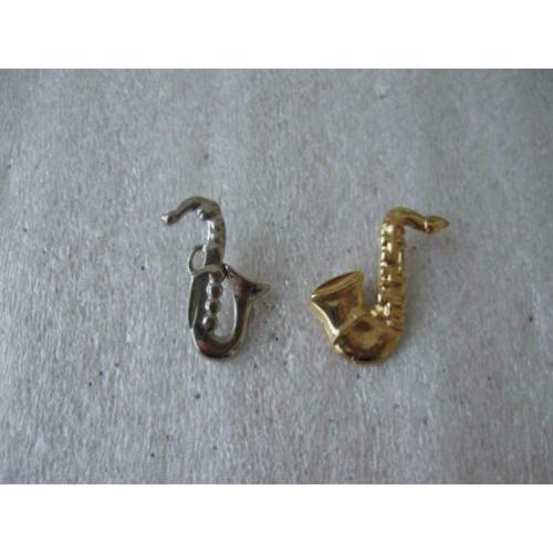 2 Mooie SAXOFOON spelden met sluit clip