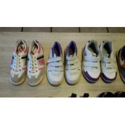 9 PAAR KINDERSPORTSCHOENEN o.a. NIKE -ADIDAS ZIE FOTO,S