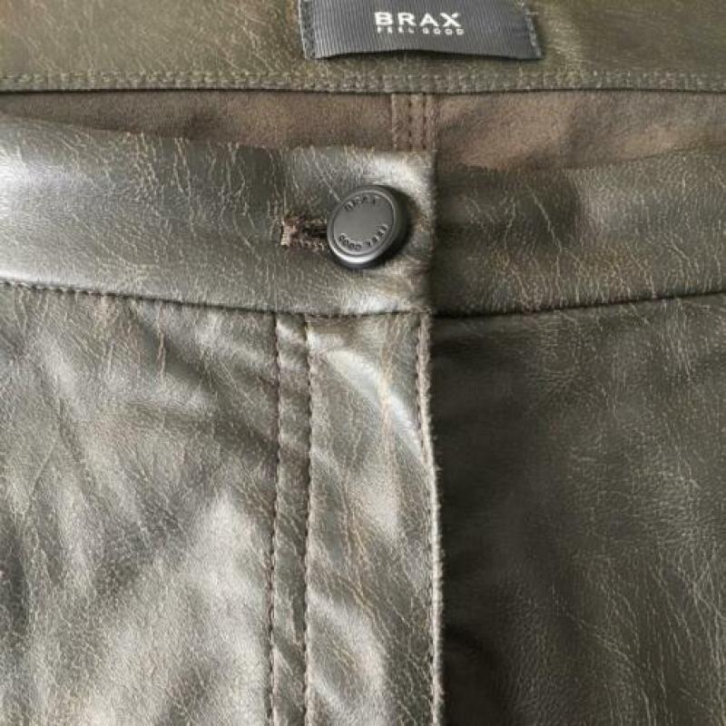 Brax broek in lederlook. Khaki, mt 40.