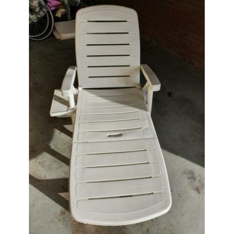 Wit hard plastic ligbed met grijs lig kussen