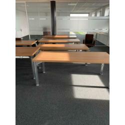7 bureaus en 5 stoelen