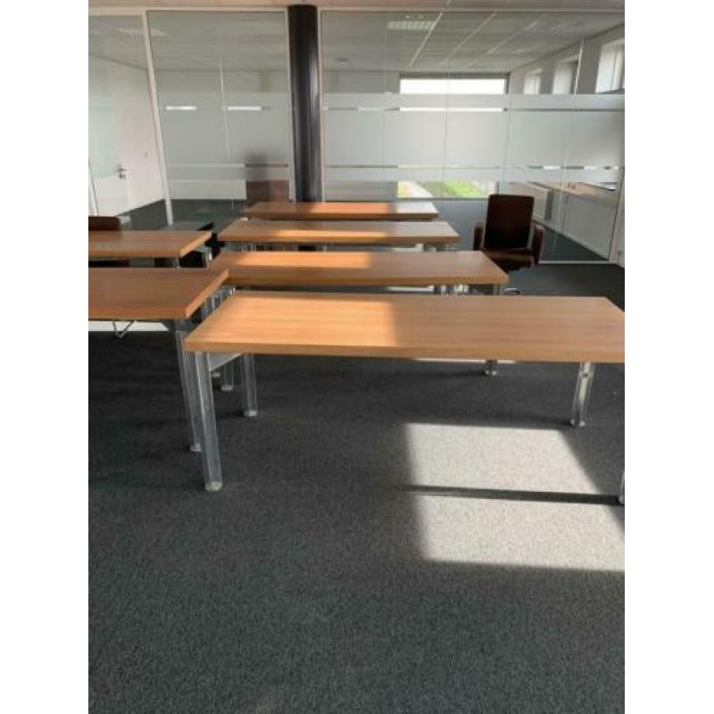 7 bureaus en 5 stoelen