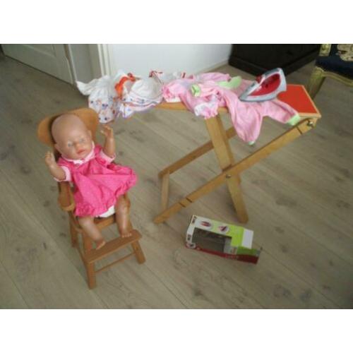 kleertjes en babypop met strijkplank en stoeltje enz