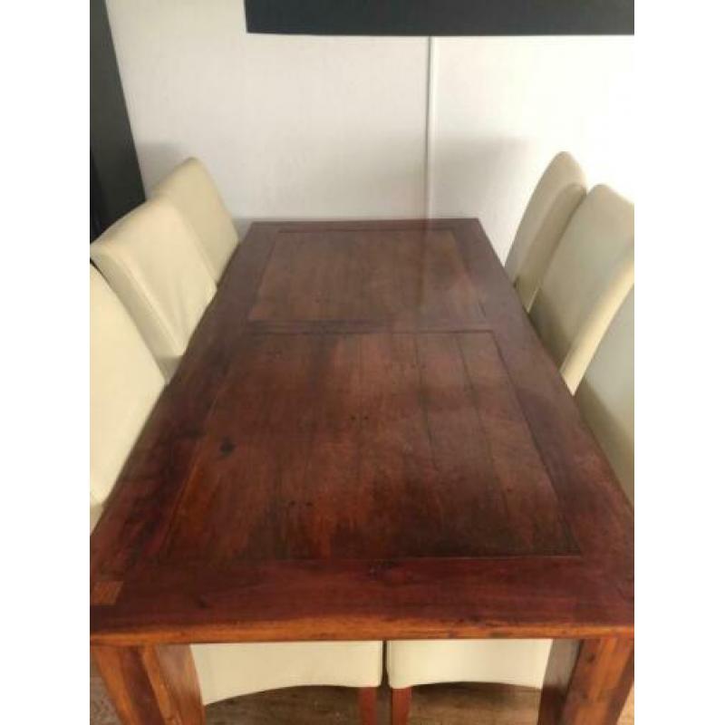 Mooie eettafel met 6 leren stoelen.