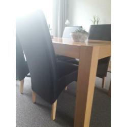 Complete eetkamerset: eiken fineer tafel en 4 zwarte stoelen