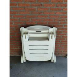 Wit hard plastic ligbed met grijs lig kussen