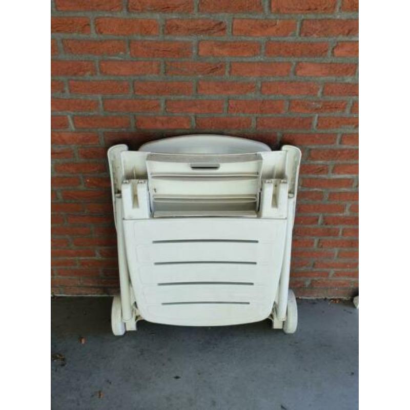 Wit hard plastic ligbed met grijs lig kussen
