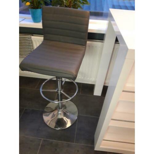 Bartafel met stoelen