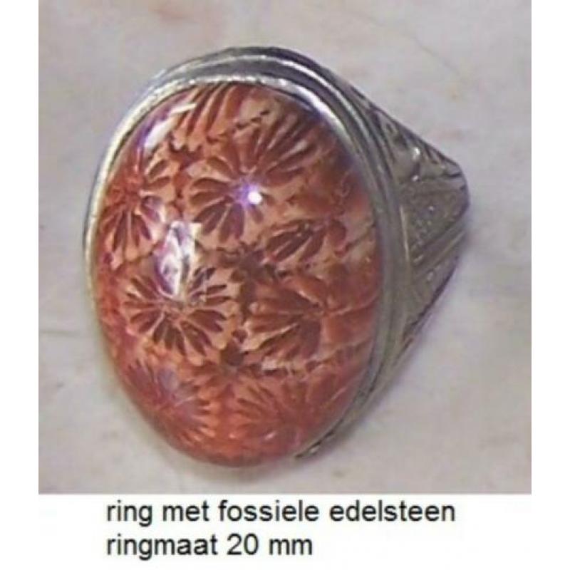 Diverse Indonesische ringen met halfedelsteen