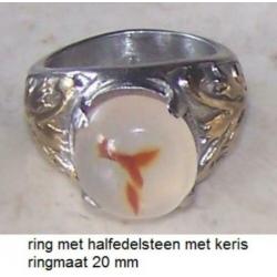 Diverse Indonesische ringen met halfedelsteen
