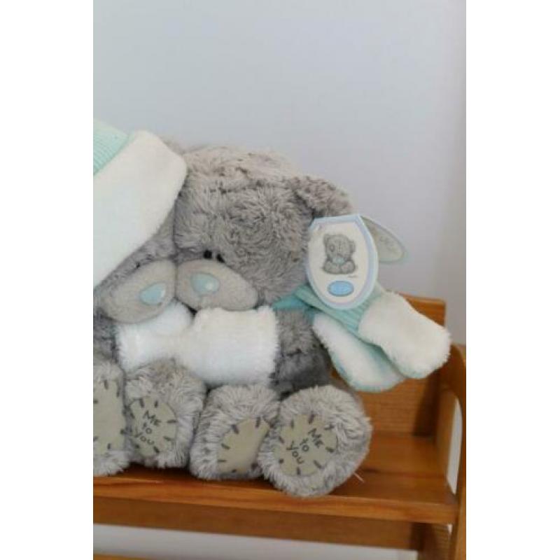 Me to you beertjes houten bank winter knuffelen cadeautip