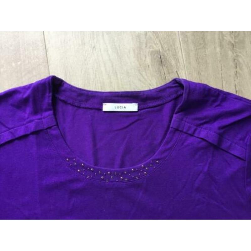 Paars T-shirt van LUCIA, mt 44, leuk halsdetail, ZGAN
