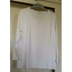 Mooi wit shirt met lange mouw van Miss Etam. Mt. 50.