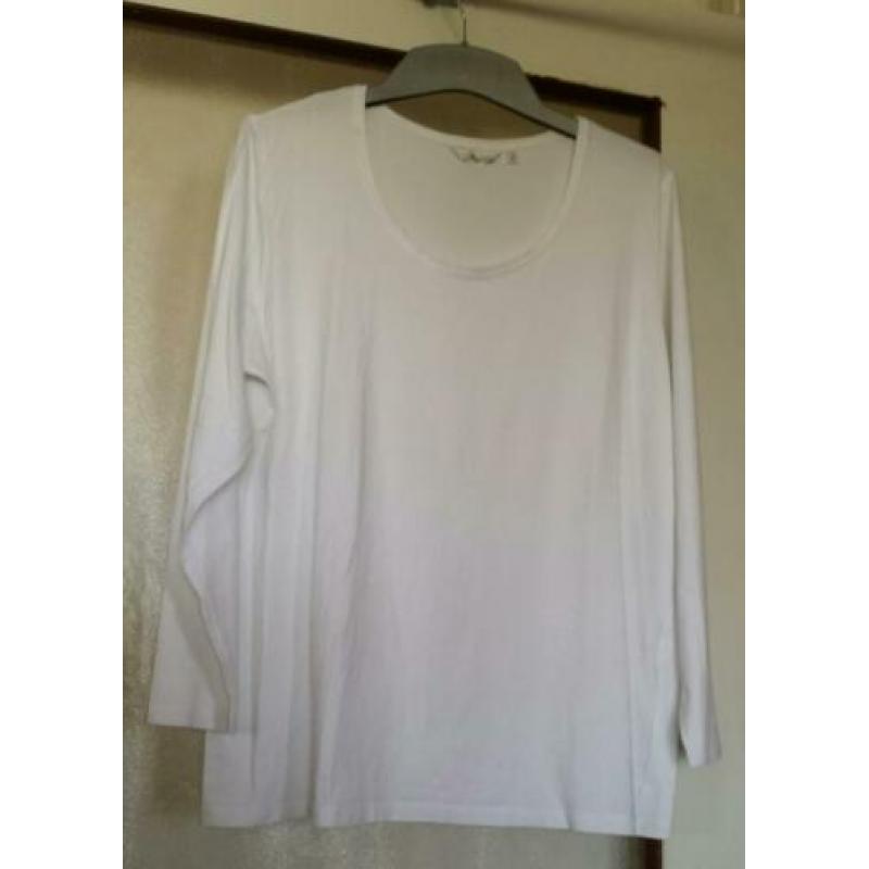 Mooi wit shirt met lange mouw van Miss Etam. Mt. 50.